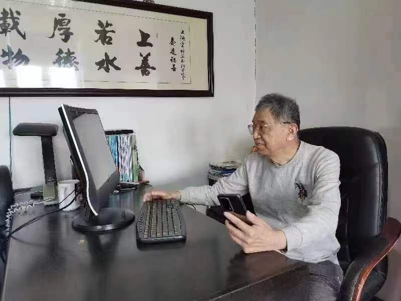 上海涂染協(xié)會(huì)信息部主任陳信華高工在認(rèn)真聽(tīng)亞太涂料大會(huì)專(zhuān)家的演！